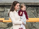 Vévodkyn Kate a její dcera Charlotte ped odletem z Kanady (Victoria, 1. íjna...
