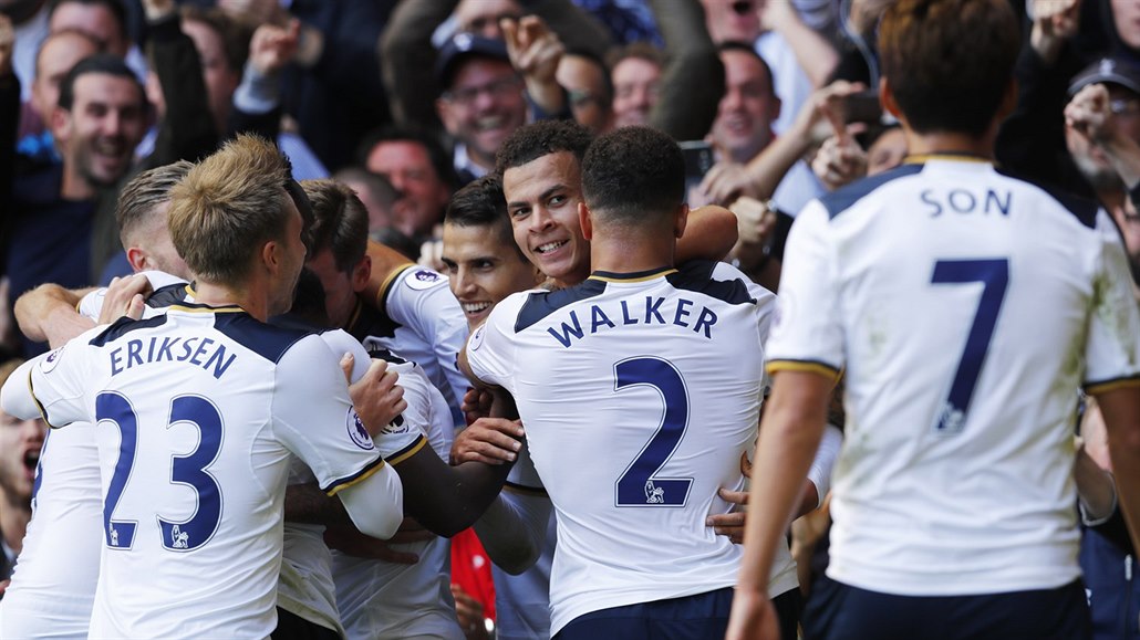 Fotbalisté Tottenhamu oslavují gól proti Manchesteru City.