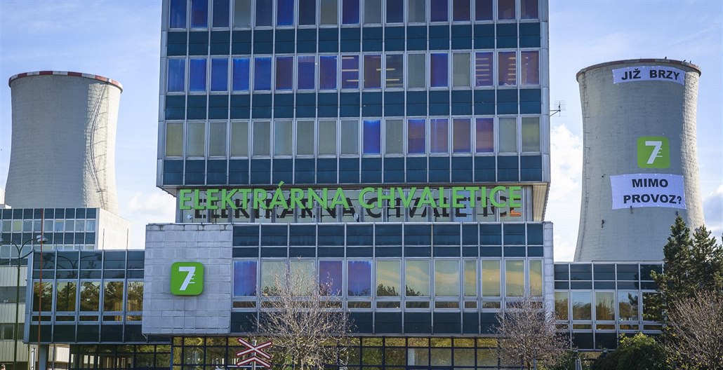 Elektrárna Chvaletice se opakovan� stává místem protest� ekologických aktivist�.