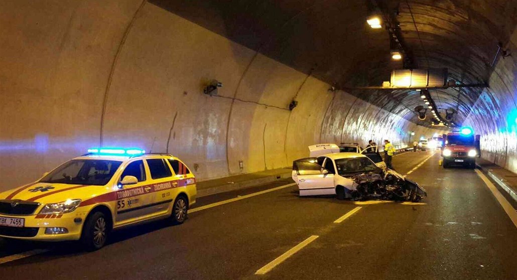 V brněnském Pisáreckém tunelu havaroval osobní vůz, posádka z místa utekla....
