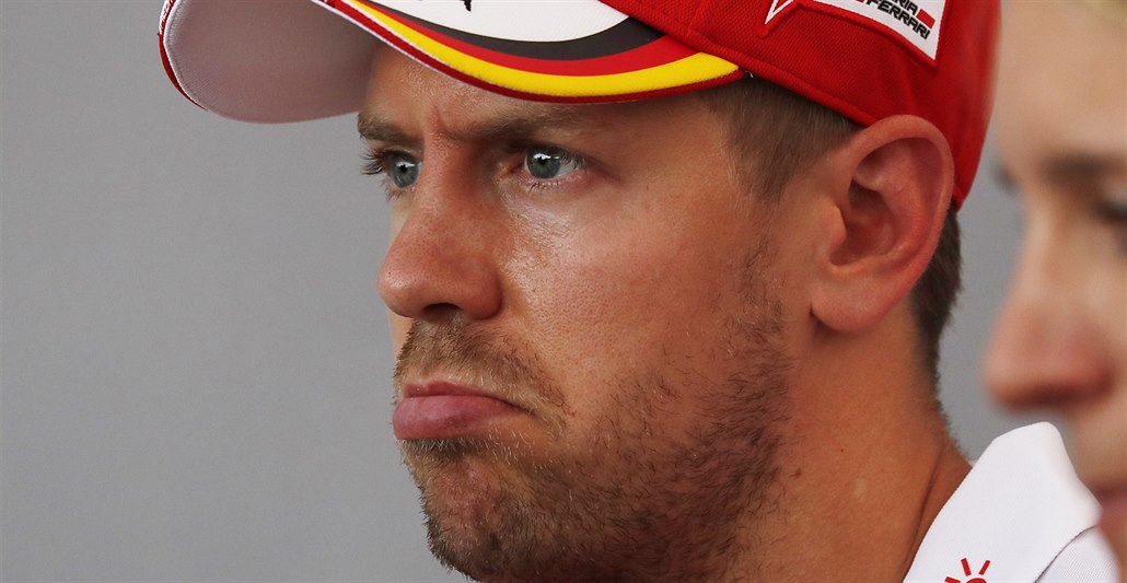 Sebastain Vettel Ferrari sleduje z boxů průběh Velké ceny Malajsie.