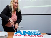 Lídryně ANO 2011 Klára Dostálová krájí dort po vítězných volbách v říjnu 2016 v...