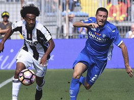 Juan Cuadrado z Juventusu unik Manuelu Pasqualovi z Empoli.