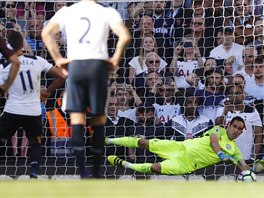 Glman Manchesteru City Claudio Bravo chyt penaltu Eriku Lamelovi z Tottenhamu.