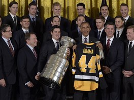 Prezident Barack Obama, prezident NHL Gary Bettman (vlevo dole) a tm...