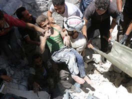 Bl helmy v Aleppu zachrauj ivoty lidem, kte skonili pod troskami po...