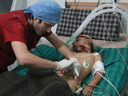 V Aleppu funguje u jen nkolik mlo nemocnic. Mnohdy nezvldaj npor...