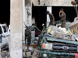 Arabská koalice zaútočila v sobotu ze vzduchu na vládní pohřeb v jemenské...