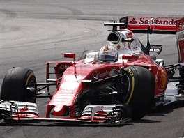 Pro Sebastiana Vettela z Ferarri skončila Velká cena Malajsie krátce po startu.