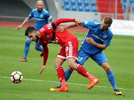 Jakub Yunis (v ervenm) z Olomouce bojuje s vtkovickm Jakubem Prajzou.