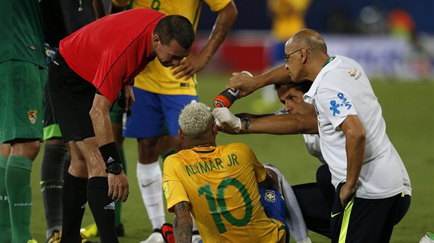 Zdravotnci oetuj brazilskou hvzdu Neymara pi utkn s Bolvi.