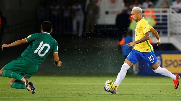 Brazilsk hvzda Neymar zakonuje pi utkn s Bolvi. Do cesty mu ske Jhasmany Campos.