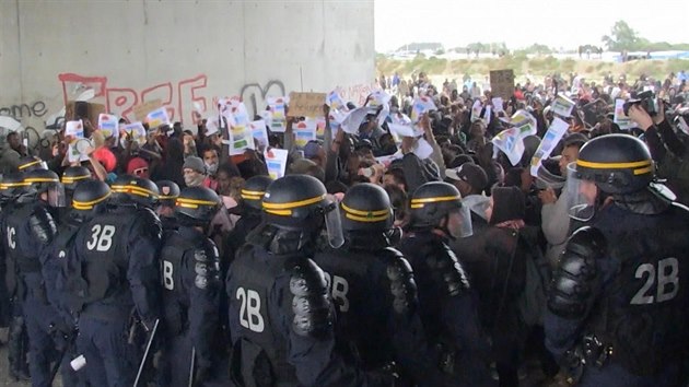 Francouzsk policie rozehnala migranty a dal demonstranty, kte se navzdory zkazu seli u tboit nedaleko msta Calais (1. jna 2016)