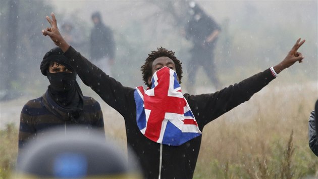 Francouzsk policie rozehnala migranty a dal demonstranty, kte se navzdory zkazu seli u tboit nedaleko msta Calais (1. jna 2016)