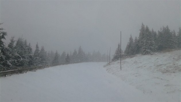 Prvn snen nov sezny maj za sebou Jesenky. Ve stedu odpoledne u byly vrcholky hor a hebenov partie bl. "Snit zaalo ve stedu nad rnem. Zatm napadlo kolem deseti centimetr," hlsil vera v podveer meteorolog ze stanice na erku. Silnii vyrazili do ternu u rno, aby prosolili horsk sedla, kde se snh nebezpen ujdl. Zatmco v horch snilo, v nich polohch panovalo detiv poas (5. jna 2016)