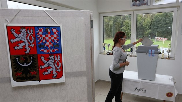 Volby na fotbalovém hřišti v Hrozňatově na Chebsku.