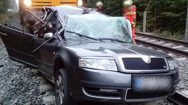 Zdemolovan auto po srce s vlakem na Olomoucku (8. jna 2016).