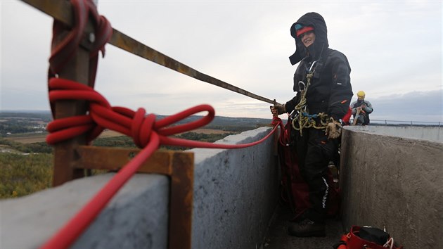 Aktivist z ekologick organizace Greenpeace obsadili chladic v elektrrny Chvaletice (3.10.2016)