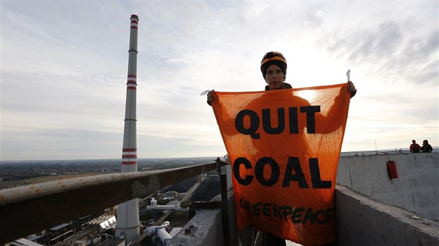 Aktivisté z Greenpeace věž elektrárny Chvaletice obsadili v roce 2016. 