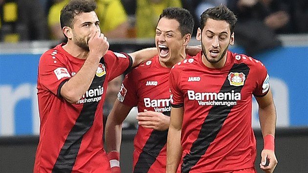 Fotbalist Bayeru Leverkusen se raduj z glu proti Dortmundu.