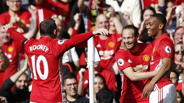 Fotbalist Manchesteru United oslavuj gl Anthonyho Martiala (vpravo).