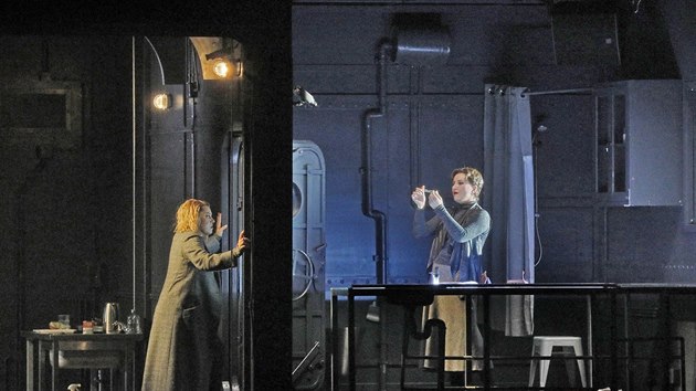 Nina Stemme jako Isolda (vlevo) a Ekaterina Gubanova jako Brangne v inscenaci Tristana a Isoldy v Metropolitn opee
