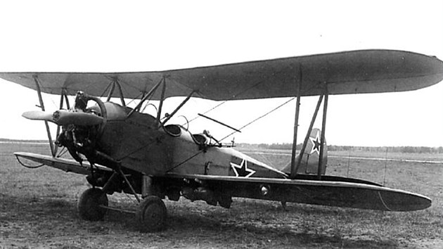 Lehk non bombardr Polikarpov Po-2 s nkladem pum 6 x 50 kg. Po dvou jsou pumy podveny pod kadou polovinou dolnho kdla, zbvajc dv jsou pod trupem.