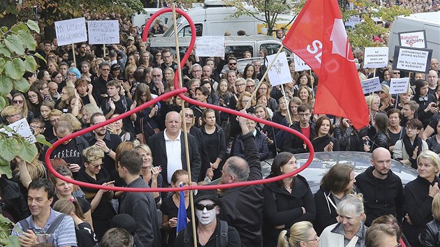 Tisce Polk, ada z nich odna v ernm, protestovaly ped budovou parlamentu ve Varav proti chystanmu zpsnn protipotratovho zkona (1. jna 2016)