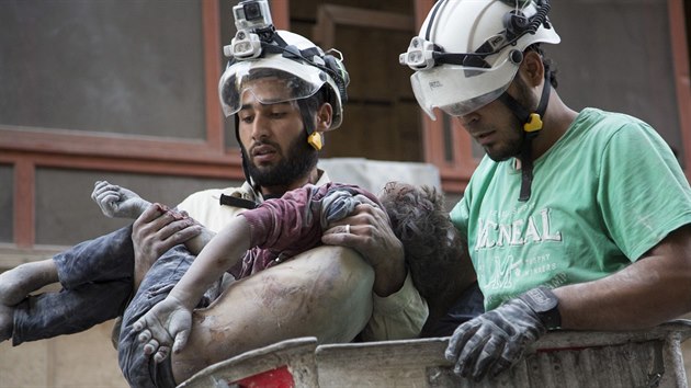 Bl helmy v Aleppu zachrauj ivoty lidem, kte skonili pod troskami po bombardovn.