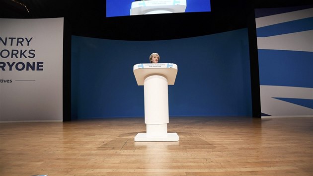 Theresa Mayov na konferenci konzervativc (2. jna 2016)
