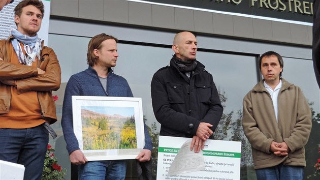 Hnutí DUHA ve spolupráci s českými osobnostmi předalo ministerstvu životního prostředí petici za dobrý zákon o národním parku Šumava (4. října 2016).