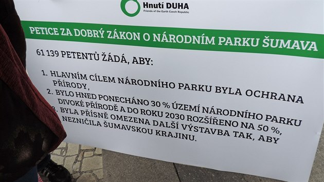 Hnut DUHA ve spoluprci s eskmi osobnostmi pedalo ministerstvu ivotnho prosted petici za dobr zkon o nrodnm parku umava (4. jna 2016).