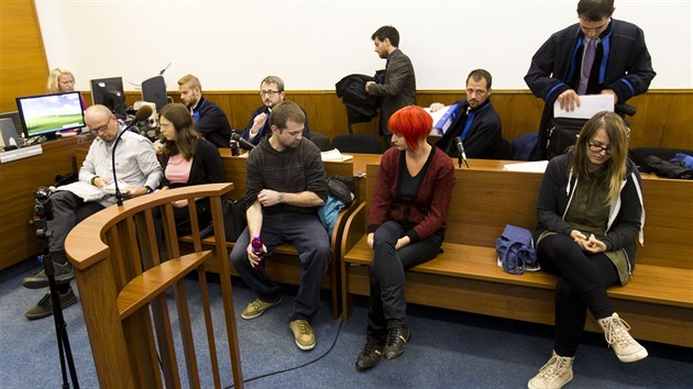 Pražský městský soud pokračoval v projednávání údajné přípravy teroristického útoku na vlak. Mezi obžalovanými jsou v případu levicových extremistů jsou Martin Ignačák, který byl donedávna ve vazbě, a Katarína Zezulová (3. října 2016)