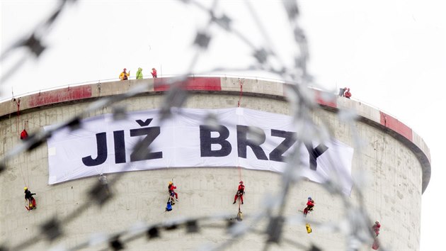 Aktivisté z Greenpeace obsadili věž elektrárny Chvaletice.