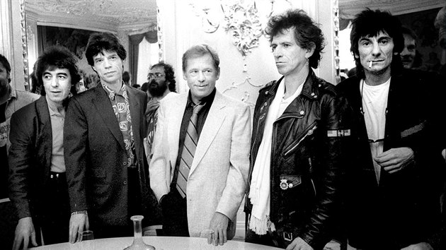 �lenov� Rolling Stones se setkali s prezidentem V�clavem Havlem. Ten je do Prahy pozval (18. srpna 1990).