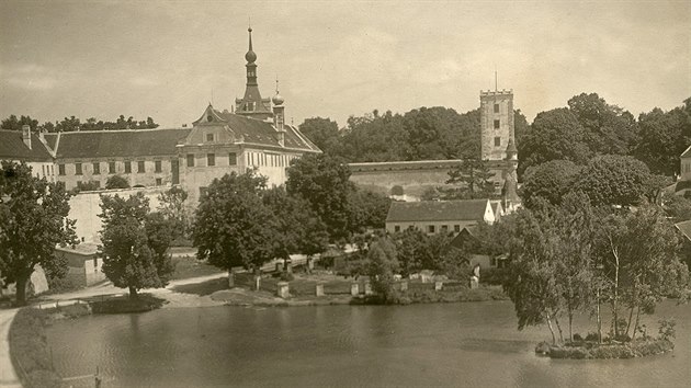 Zámek v Uherčovicích zachycený v roce 1927