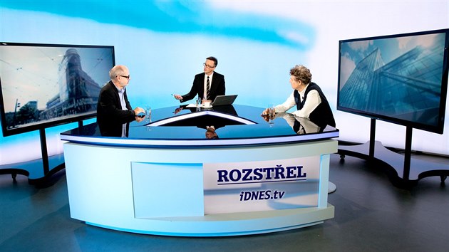 Do tvrtenho diskusnho poadu iDNES.cz Rozstel pili diskutovat politologov a komenttoi Ji Pehe (vlevo) a Alexander Tomsk. (6. jna 2016)