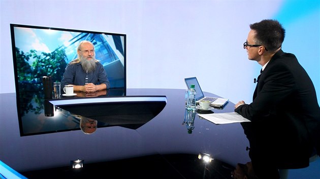 Jazykovědec Karel Oliva byl hostem pátečního diskusního pořadu iDNES.cz Rozstřel. Na snímku je s moderátorem Vladimírem Vokálem. (7. října 2016)