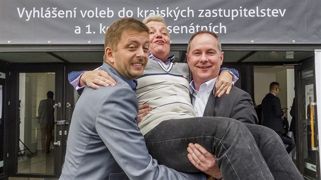 Vít Rakušan, Dana Drábová a Petr Gazdík se radují z průběžných volebních výsledků před volebním štábem strany v Praze. (8. října 2016)