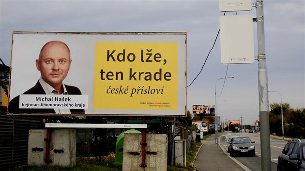Kampa majitele Student Agency Radima Janury proti Michalu Hakovi. Tento billboard se pes vkend objevil v brnnsk ulici Sokolova.