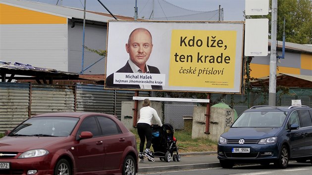 Kampa majitele Student Agency Radima Janury proti Michalu Hakovi. Tento billboard se pes vkend objevil v brnnsk ulici Sokolova.