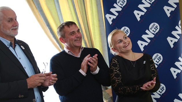 V jihomoravském štábu hnutí ANO (vlevo jednička kandidátky Bohumil Šimek, vedle něj brněnský primátor Petr Vokřál) bylo po krajských volbách veselo. (8.10.2016)