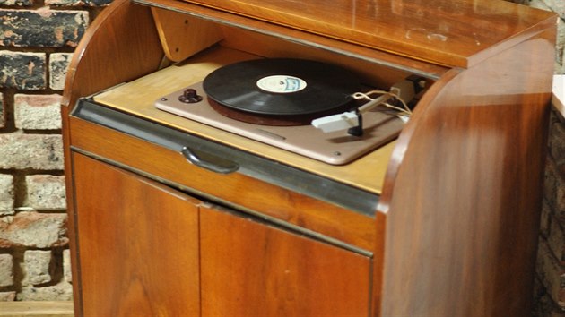 Dva pokojíky prezentují opravený nábytek od stolků až po funkční rádio a gramofon.