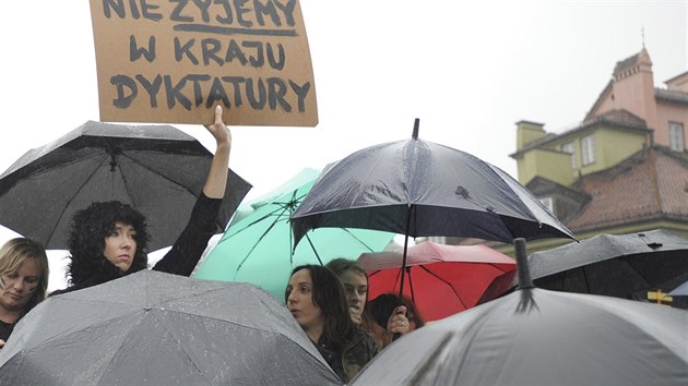 Neijeme v diktatue, znl jeden npis na transparentech s nimi pily destky tisc en na demonstraci proti zkazu potrat ve Varav (3. jna 2016).