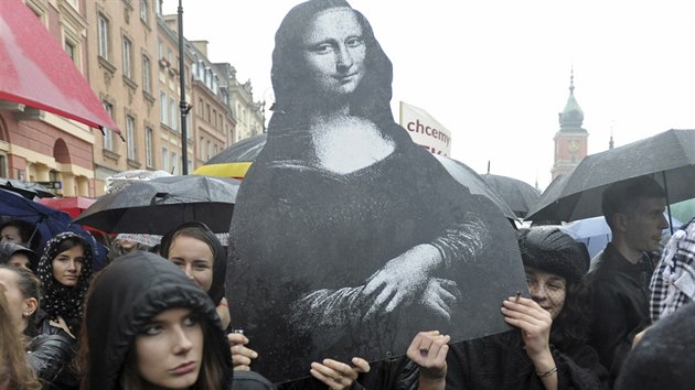 Na demonstraci proti zkazu potrat ve Varav pilo podle odhad pes sto tisc lid (3. jna 2016).