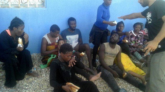 Migranti, kter zachrnila libyjsk poben str, kdy se jejich lo potopila u msta Garabulli, vchodn od Tripolisu (3. jna 2016).