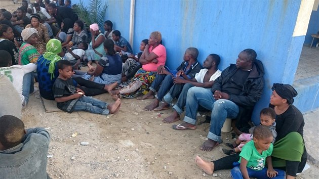 Migranti, které zachránila libyjská pobřežní stráž, když se jejich loď potopila u města Garabulli, východně od Tripolisu (3. října 2016).