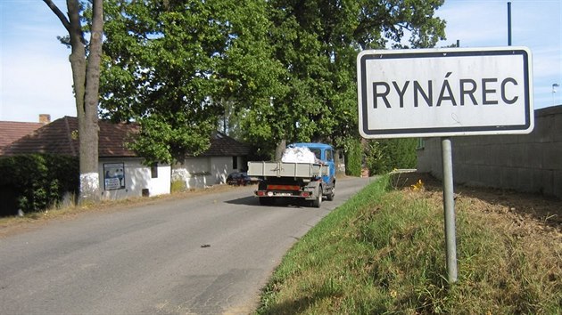 Po dlouhé rovince před Rynárcem na Pelhřimovsku následuje tato zatáčka a nebezpečná křižovatka.
