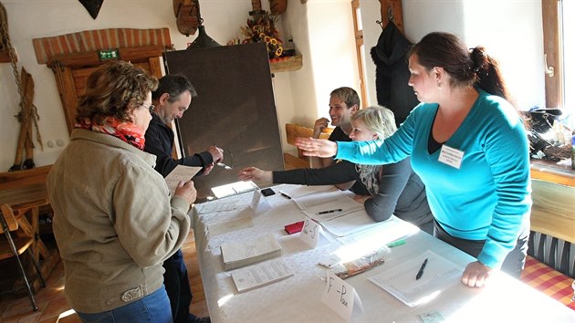 Referendum o spalovně odpadů se konalo v jihlavské místní části Heroltice v hospodě, mimo volební místnost. Zájem tu byl v pátek odpoledne minimální.