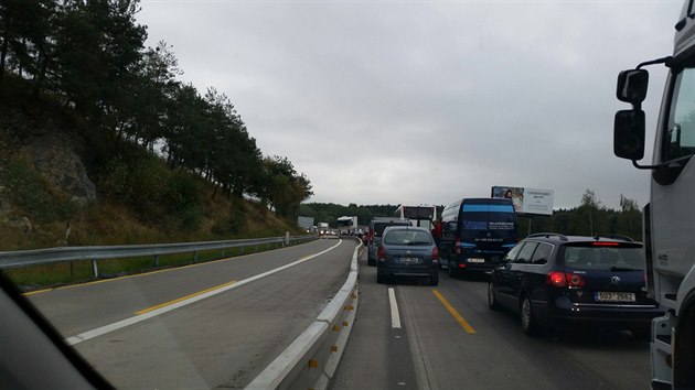 Na 32. kilometru D1 ve smru na Prahu se pevrtil kamion, tvo se kolony (3.10.2016).